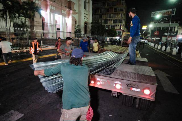 Las autoridades municipales explicaron que la prioridad es ordenar y explicaron que durante el dia estuvieron en conversaciones con los vendedores. No hablamos de un desalojo sino de ordenar, limpiar y ayudar a la iglesia que ha pedido la reparación de aceras por la realización de actividades durante la Semana Mayor explicaron.