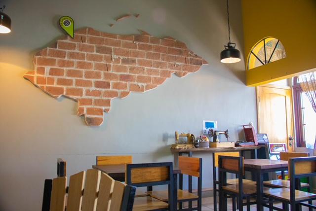 El mapa de Honduras sobre la pared de la cafetería.