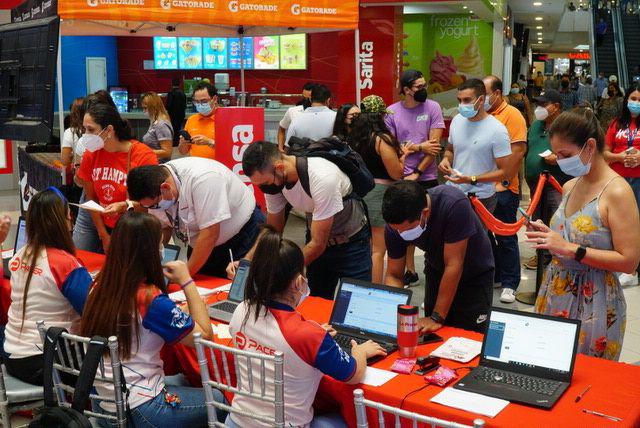 Lindo ambiente se vive en la entrega de los kits deportivos.