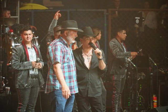 El alcalde Contreras le extendió unas palabras al artista mexicano por su presencia en San Pedro Sula. Fotografía: Amílcar Izaguirre.