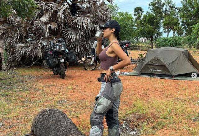 Una denuncia de asalto y violación en grupo fue registrada por la policía local. Mientras que la pareja se encuentra en un hospital recibiendo atención y pruebas forenses.