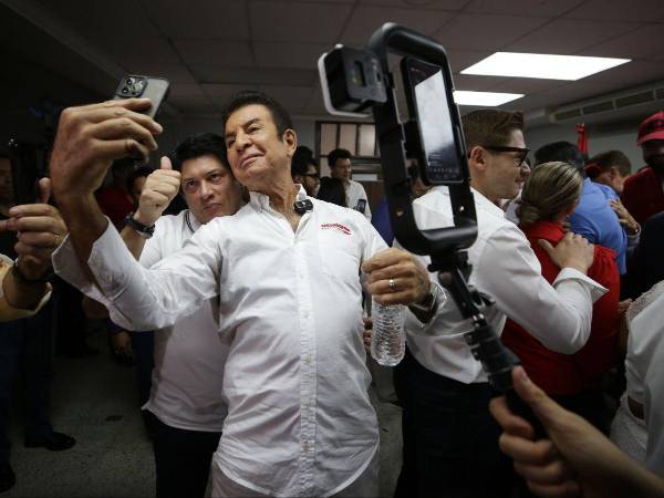 Salvador Nasralla es uno de los personas más conocidos de Honduras, no solo por ser candidato, sino porque gran parte de su vida a estado al frente del programa X-0 da Dinero y 5 Deportivo.