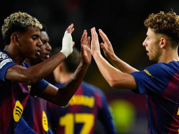 Fermín siendo felicitado por Lamine Yamal al marcar uno de los goles.