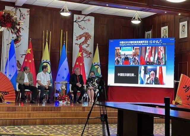 En el marco del aniversario de las relaciones diplomáticas entre China y Honduras, el alcalde de San Pedro Sula, Roberto Contreras y su homólogo de Changsha, República Popular de China, Zhou Haibing ,firmaron una Carta de Intención sobre el establecimiento de las relaciones de hermanamiento entre las ciudades.