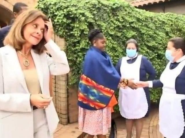 El gesto de la vicepresidenta saliente de Colombia que causa revuelo en redes sociales