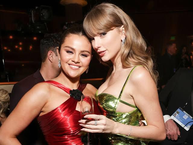Selena Gómez luce espectacular vestido en la boda de Taylor Swift