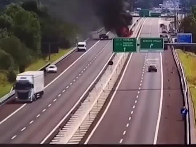 Avioneta se estrella sobre una autopista en Italia y estalla en llamas