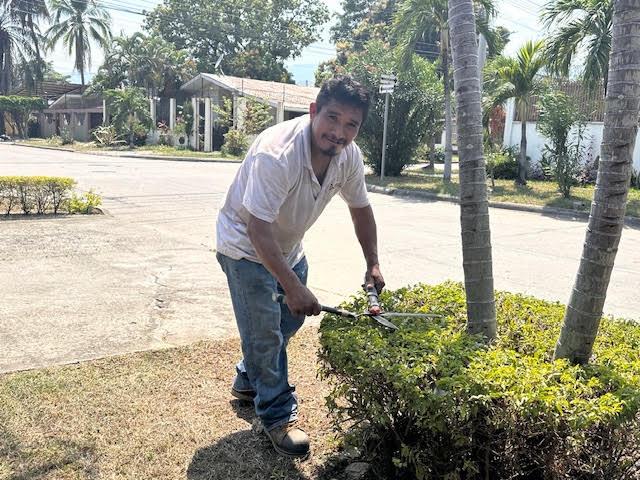 Salvador, un jardinero bien padre que enseña a sus hijos con el ejemplo