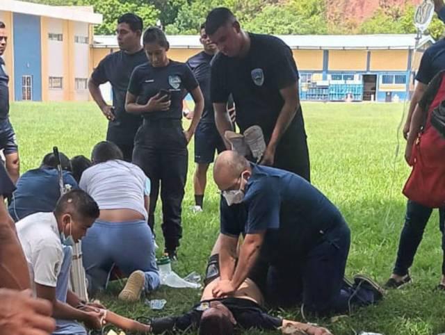 El policía recibió primeros auxilios antes de ser trasladado a un hospital.