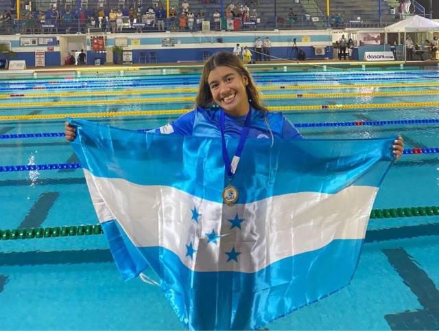 Michell Ramírez obtiene una beca en Puerto Rico y se convierte en nueva legionaria de la natación nacional