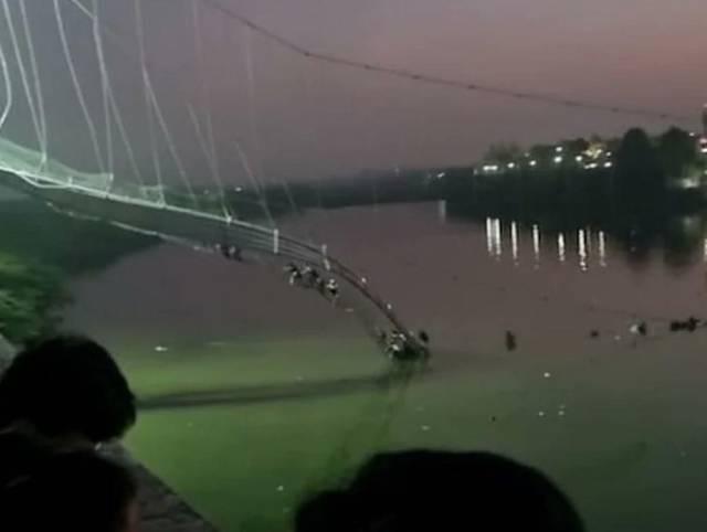 ¡Tragedia! Más de 60 muertos en la India tras el colapso de un puente colgante (VIDEO)