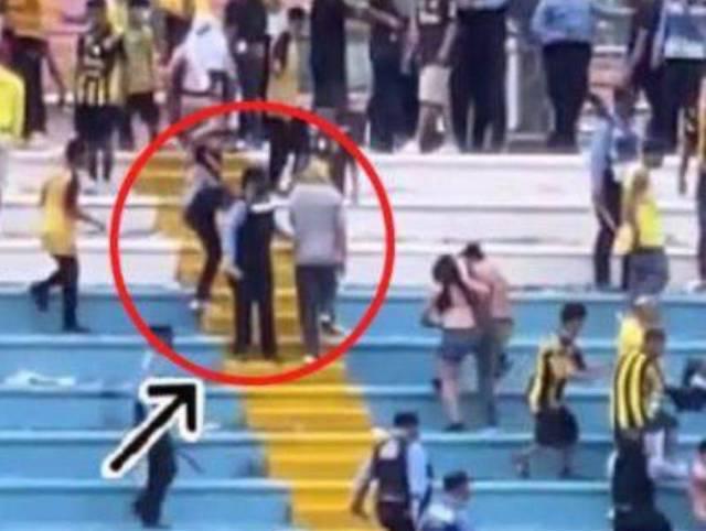 Momento de la agresión a la mujer policía.