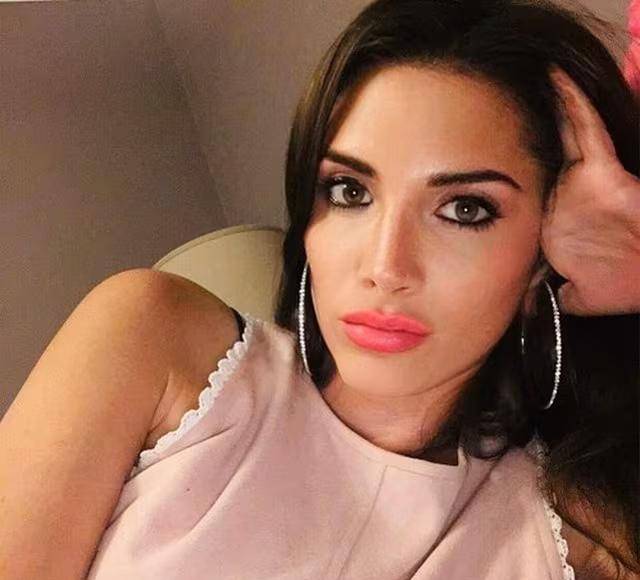  La influencer abrió luego su propio canal de YouTube Kermit And Friends, donde entrevista a varios personajes y realiza largas transmisiones en vivo para interactuar con sus fans.