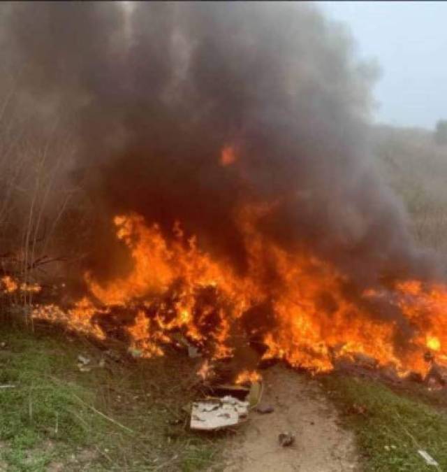 El portal norteamericano 'TMZ' ha publicado imágenes inéditas del momento posterior al accidente, en la que se puede ver el helicóptero en el que viajaba Kobe Bryant y otras ocho personas completamente envuelto en llamas.