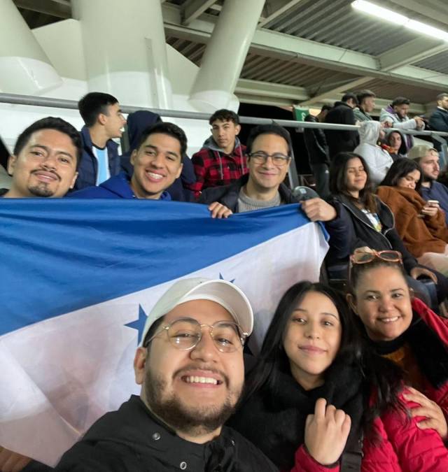 Aficionados hondureños presentes en el estadio Único Diego Armando Maradona de La Plata.