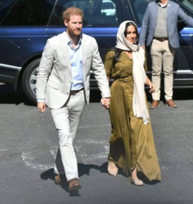 En la segundo visita del día Meghan y Harry fueron a la histórica Mezquita Auwal en Bo-Kaap, Ciudad del Cabo, la primera y más antigua mezquita de Sudáfrica, para conmemorar el Día del Patrimonio, un día festivo en el que la nación celebra su cultura, diversidad y tradiciones.<br/>