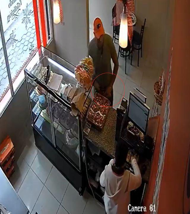 Hondureño devuelve dinero que se robó en un atraco a repostería
