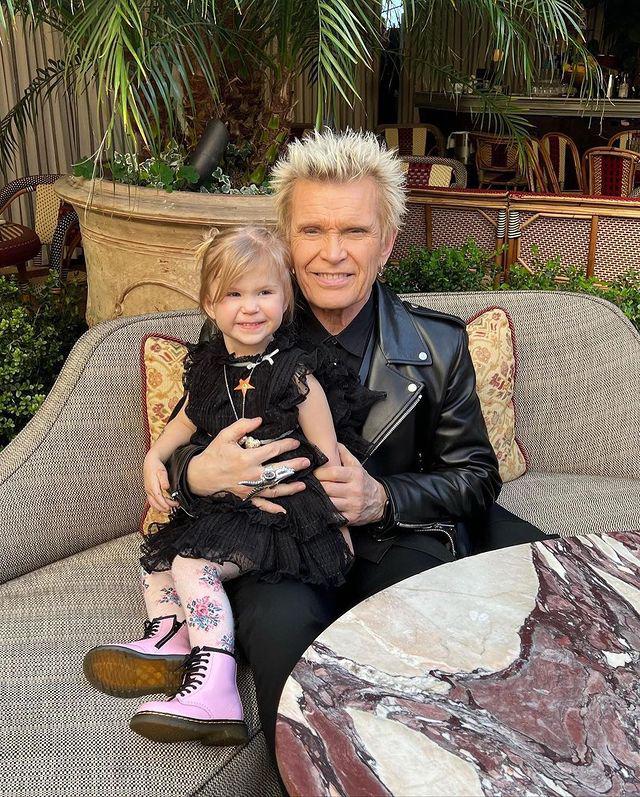 Billy Idol celebra el importante suceso con su nieta, la pequeña Poppy Rebel, de dos años.