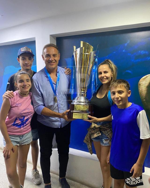 Hernán Medina junto a su familia y la copa lograda con Motagua.