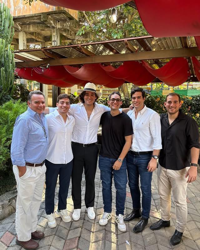 Danilo Carrera celebra la graduación de su hermano en Zamorano
