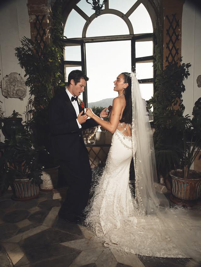 Cuencas, plumas y encaje: el vestido de novia de Dua Lipa es un sueño de alta costura de Chanel
