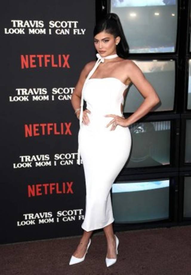 La estrella de 'Keeping Up with the Kardashians' vistió un vestido blanco acompañado de un detalle de la misma tela en su cuello.