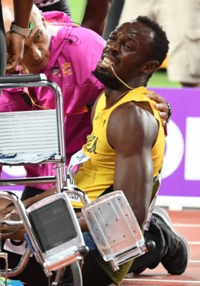 Pero a unos 40 metros de la meta, Bolt aminoró el ritmo, quejándose de su pierna izquierda. EFE/EPA/ANDY RAIN