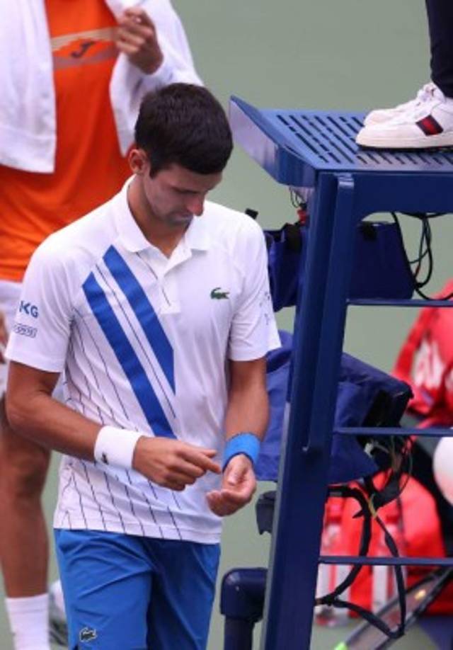 Djokovic conversó con los oficiales del juego durante varios minutos, en los que les pidió que le aplicarán algún tipo de sanción diferente a la descalificación, pero finalmente los oficiales aplicaron el reglamento.