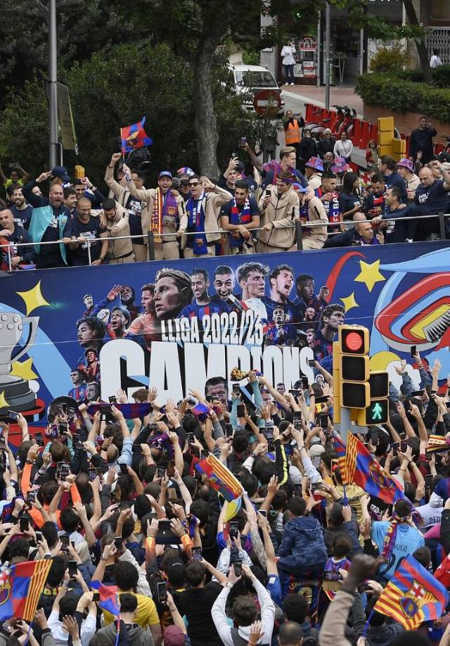 Una vez el autocar estuvo en Balmes, con bastante retraso según lo esperado debido a la gran cantidad de aficionados azulgranas que no quisieron perderse la celebración liguera, tanto plantillas como aficionados vibraron al cántico de “¡Campeones, campeones!”.