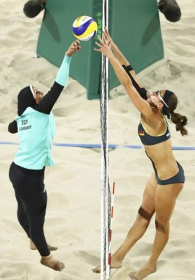 Doaa Elghobashy (Egipto) y Kira Walkenhorst (Alemania) en una competición de voleibol playa. Diferentes culturas defintivamente.