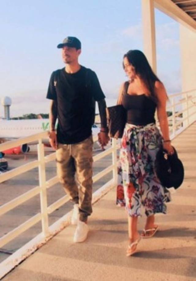 Ella misma respondió al diario Perú21 sobre los comentarios que ha recibido por su nuevo aspecto: “Por Dios… qué exageración! Por salir sin maquillaje arman un escándalo. Cuántas figuras salen sin maquillaje. Aparte el mundo ya me conoce. No necesito subir fotos en bolas para que todos aplaudan, o digan algo positivo! Las empresas que trabajan conmigo no me contratan para mostrar pecho, cola etc..?