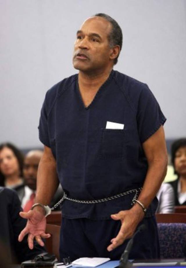 Pero no todo fue rosas en su vida, en 1992 OJ Simpson fue acusado de asesinar a su esposa Nicole Brown y al amigo de ésta. En un juicio polémico fue absuelto luego, en uno de los juicios más mediatizados de los Estados Unidos.