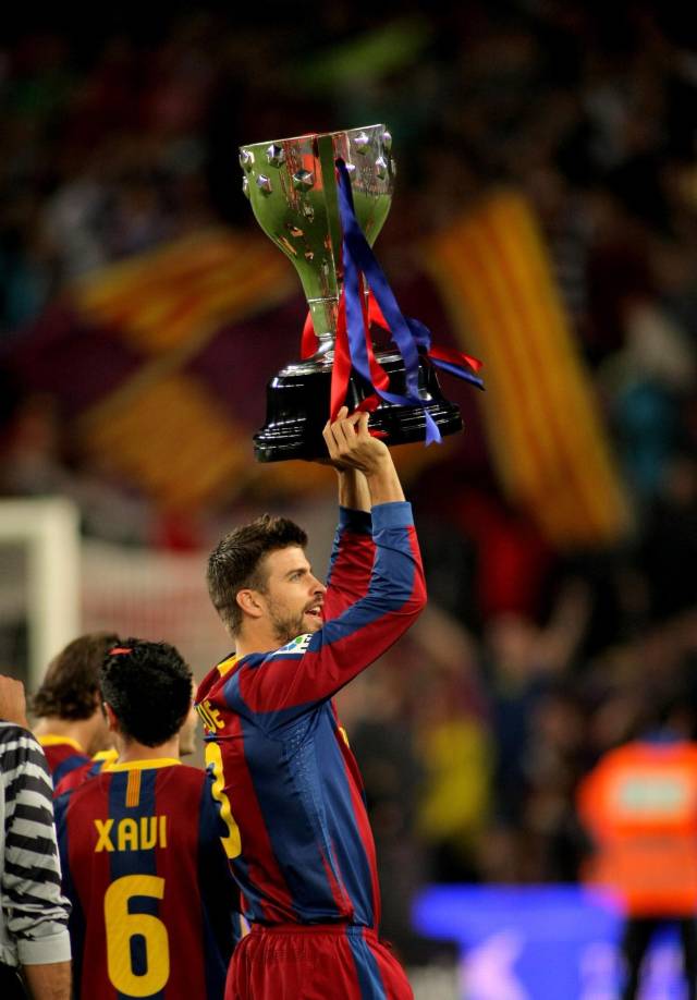Gerard Piqué levantando un trofeo de la Liga Española, competición que ganó en ocho ocasiones con el Barcelona.