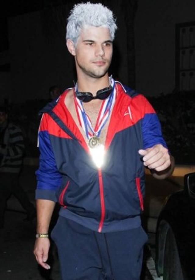 Taylor Lautner como el nadador Ryan Lochte.