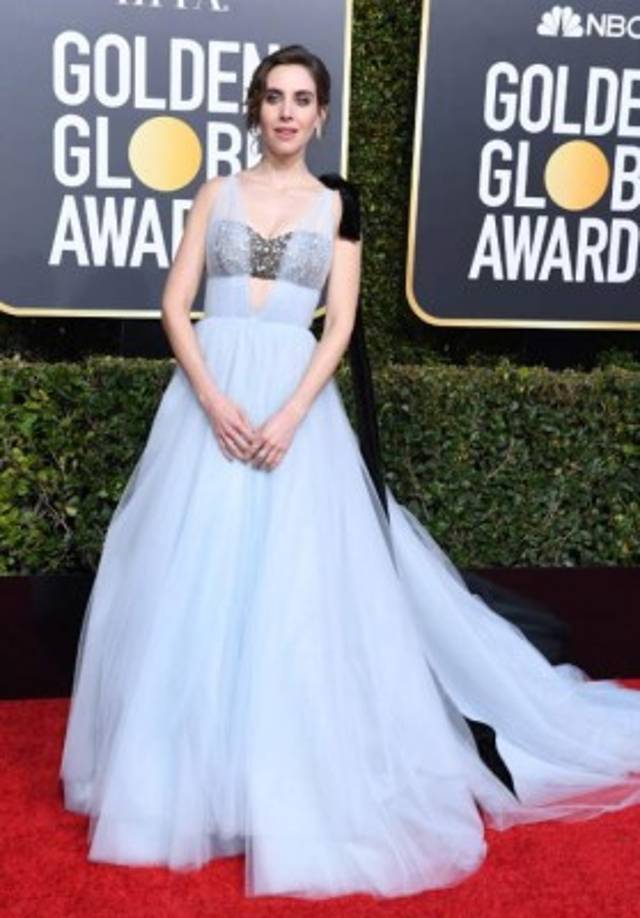 Alison Brie lució un hermoso vestido y deslumbró a su paso por la alfombra roja.