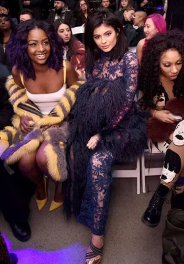 La modelo lució en el V FILES show un atrevido look con el que acaparó toda la atención. Foto:Getty Images