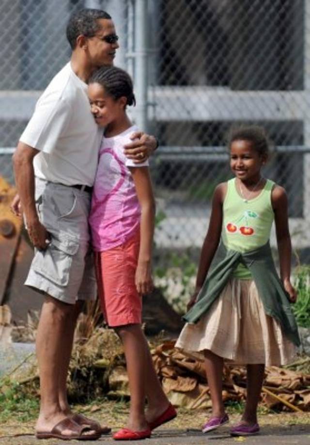 Malia y Sasha durante las primeras vacaciones de Obama como presidente de EUA en Hawai.