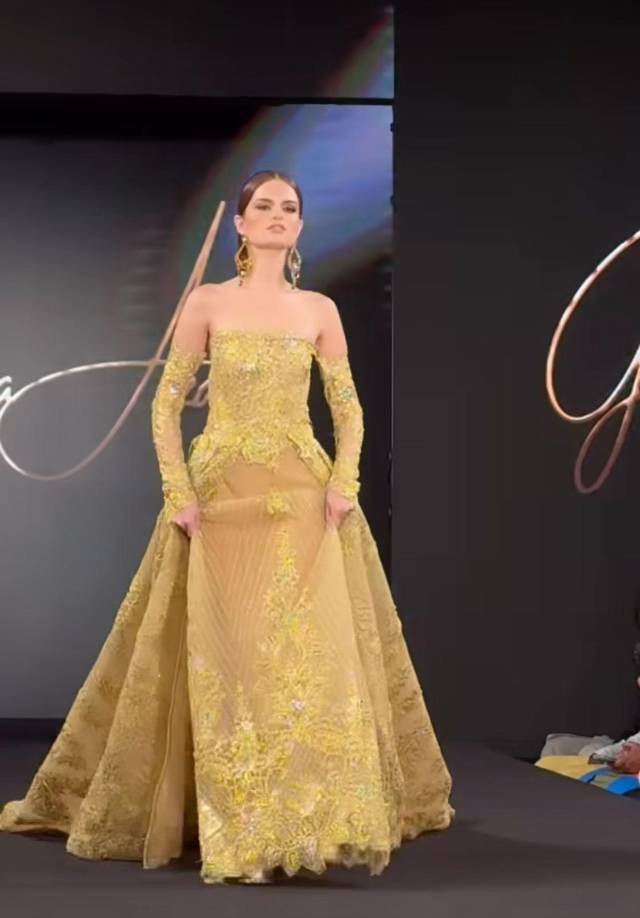 Stephanie lució despampanantes vestidos diseñados por el venezolano Lázaro Sánchez y se robó todas las miradas por su seguridad y actitud al modelar. 