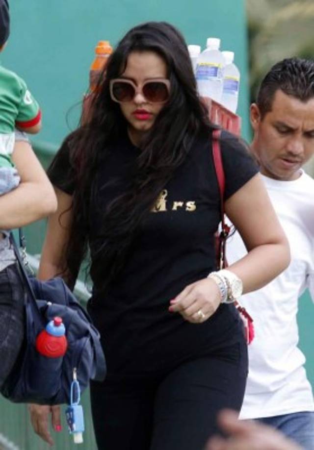 La esposa venezolana del delantero colombiano Yustin Arboleda llegó al Yankel a apoyar a su marido contra la Real Sociedad.