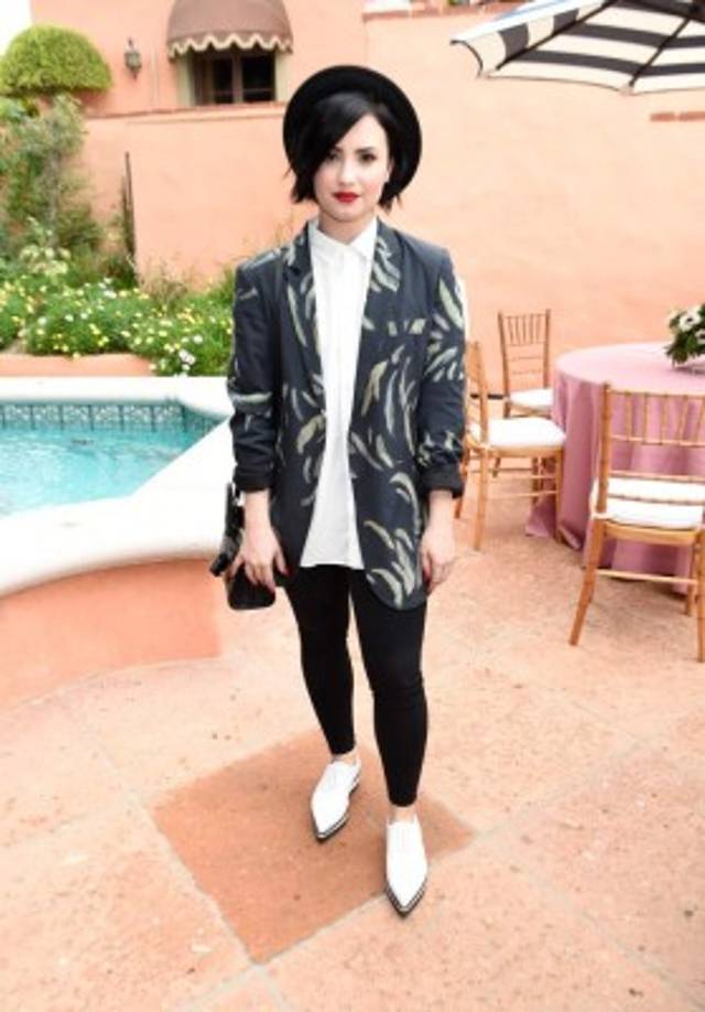 Así sea un pañuelo, lazo, diadema y hasta sombreros, Demi apuesta por adornar su cabello para potenciar su estilo juvenil.