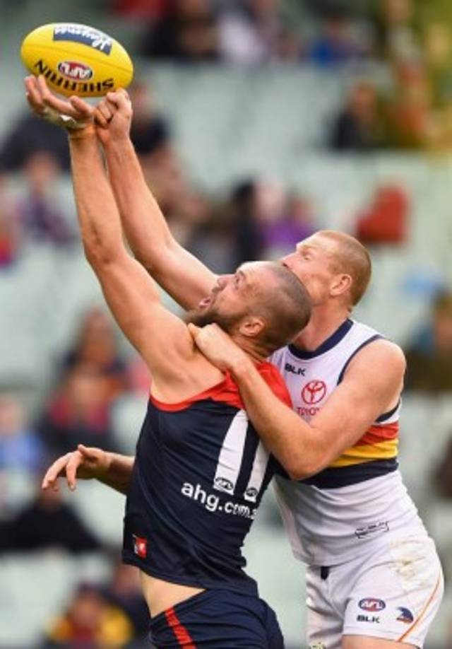RUGBY. Disputa pareja. Max Gawn, de los Demons, compite contra Sam Jacobs, de los Crows, en la ronda de 15 partido AFL en el Melbourne Cricke de Australia.