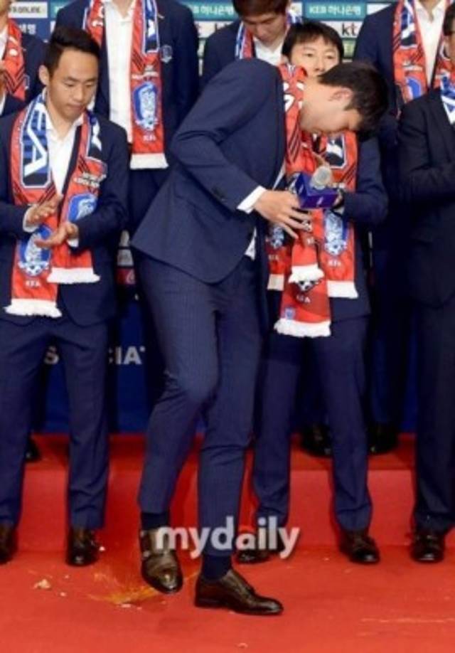 Son Heung-Min, estrella de Corea del Sur, se paró en uno huevo que tiraron los aficionados. Foto My Daily