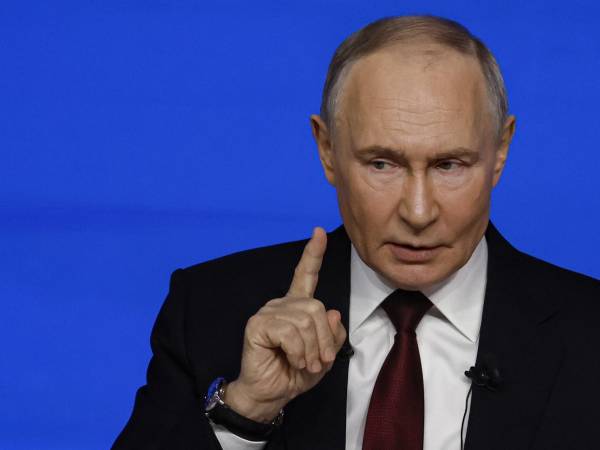 El presidente ruso, Vladímir Putin, gesticula mientras responde preguntas durante su conferencia de prensa anual en directo con medios federales, regionales y extranjeros rusos en la sala del foro Gostiny Dvor en Moscú, Rusia, 19 de diciembre de 2025.