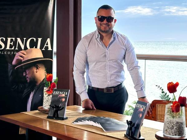 Su libro “Esencia en soledad” está disponible en la clínica del doctor Mauner Lacayo, en la calle del estadio, en La Ceiba.