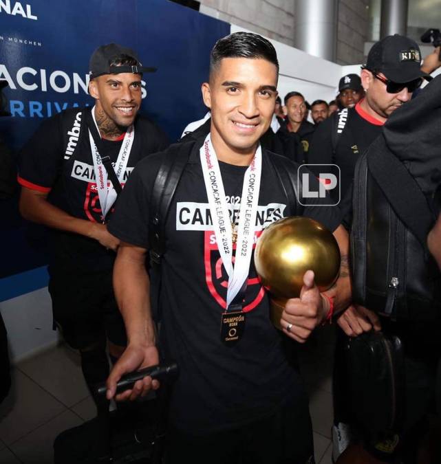 Michaell Chirinos saliendo del aeropuerto capitalino con su ‘Balón de Oro‘ que ganó como el MVP de la Liga Concacaf 2022.