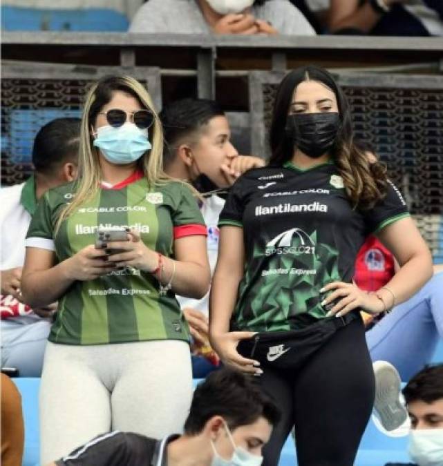 Stephanie Lobo, pareja del futbolista verdolaga Cristian Cálix, acompañada de su amiga Ana Reyes, exnovia del también jugador del Marathón, Selvin Guevara.