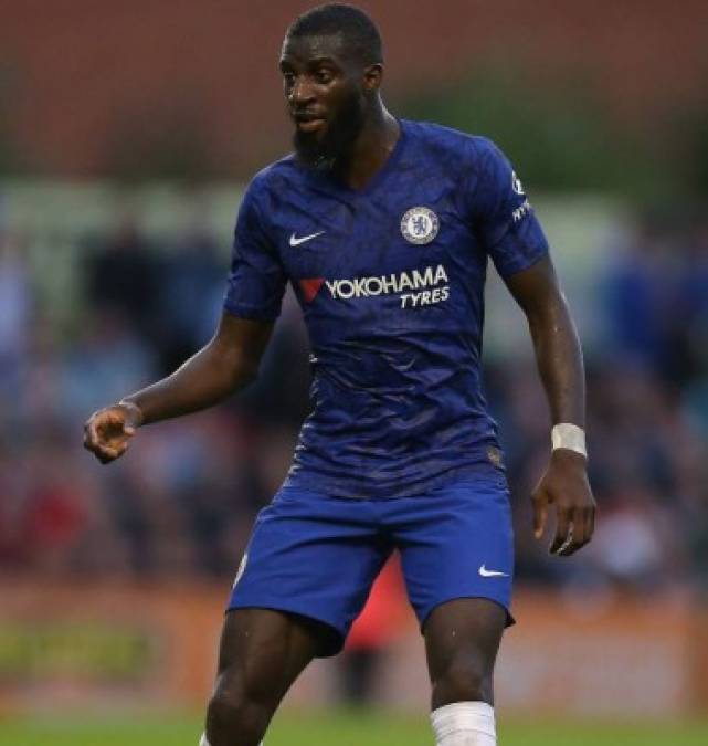 El Chelsea quiere vender al centrocampista francés Tiémoué Bakayoko en este mercado de fichajes. Según informa The Sun, el equipo de Londres lo ha tasado en unos 22 millones de euros. El futbolista ha estado las dos últimas temporadas cedido en el Mónaco, este año, y en el A. C. Milán, hace dos.<br/><br/>Precisamente, el equipo italiano es el mejor posicionando para hacerse con los servicios del jugador que solo lo quiso cedido por aquel entonces. Ahora según el medio inglés, el equipo milanes estaría dispuesto a ofrecer en torno a 15 millones de euros por el fútbolista.