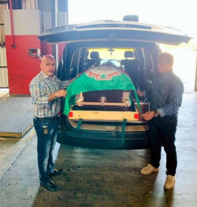 Los restos de Walter Martínez fueron recibidos en el aeropuerto Ramón Villeda Morales de San Pedro Sula por Rolando Peña y Orinson Amaya, directivos del club deportivo Marathón.