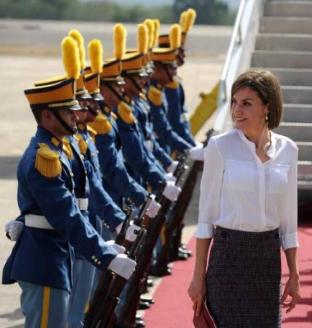 En esa ocasión, la monarca fue recibida en la base aérea de Palmerola por la primera dama Ana García de Hernández y por miembros del servicio diplomático.