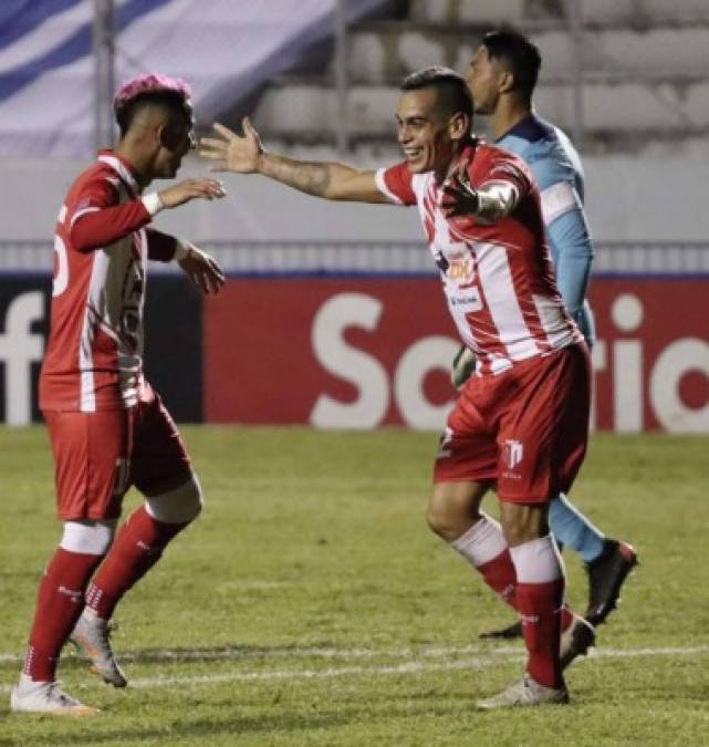 Brandon Ayerdis y Fernando Mercado celebrando el gol del empate del Real Estelí tras el errorazo de Marlon Licona.